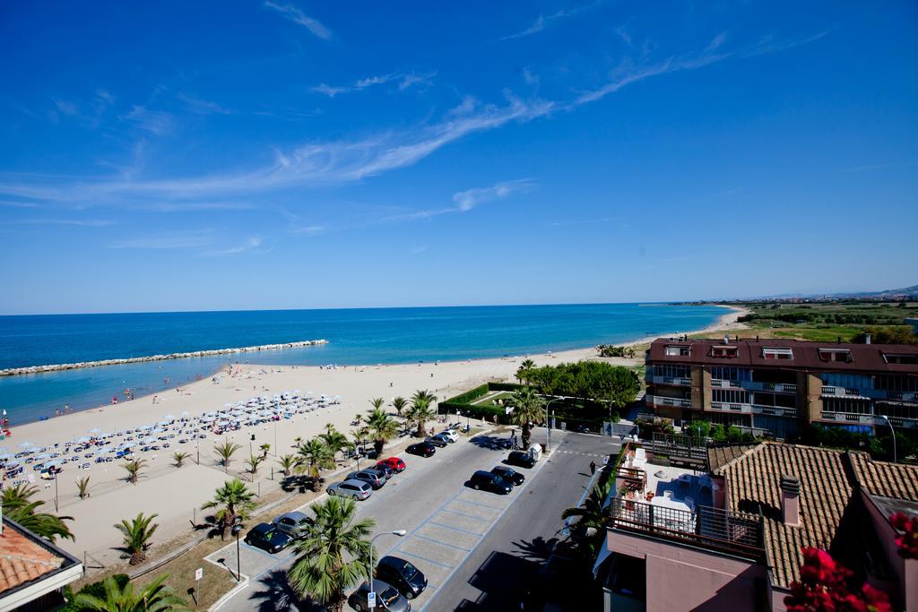 Hotel Canguro San Benedetto del Tronto Exteriör bild