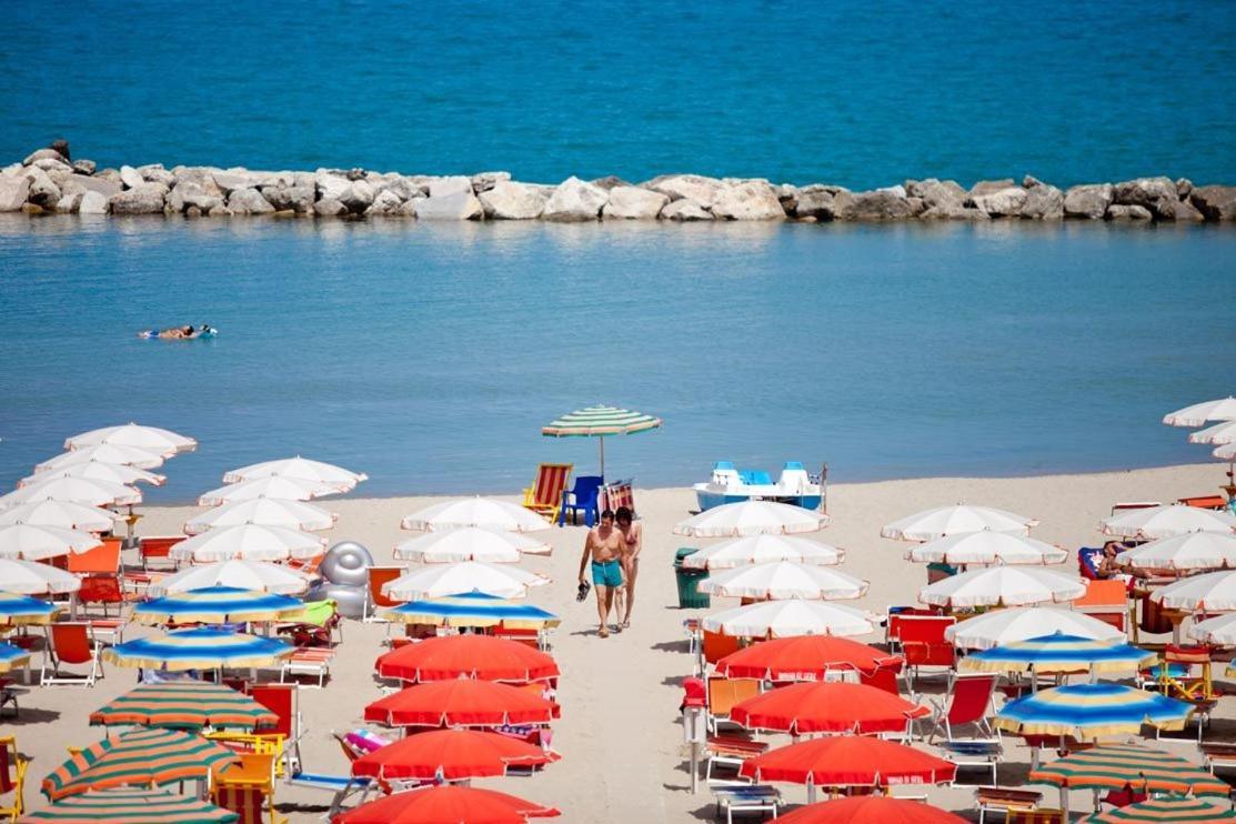 Hotel Canguro San Benedetto del Tronto Exteriör bild