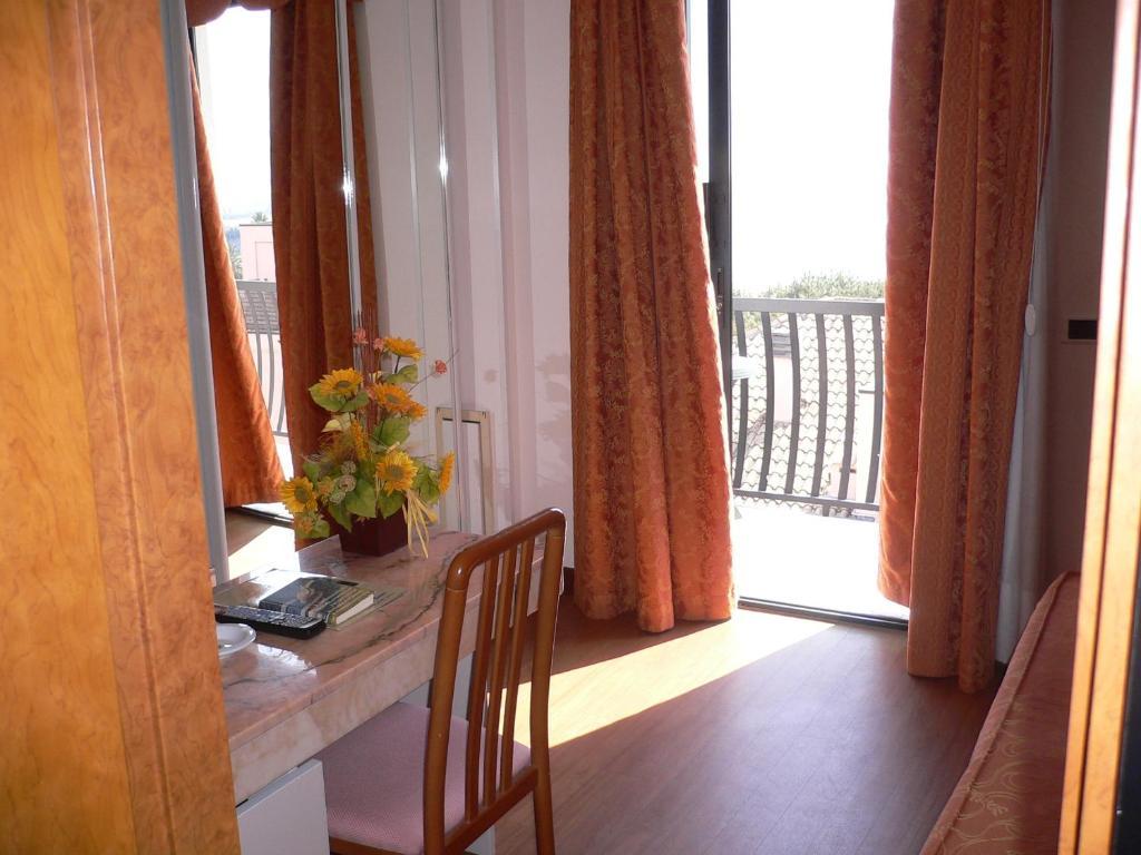 Hotel Canguro San Benedetto del Tronto Rum bild